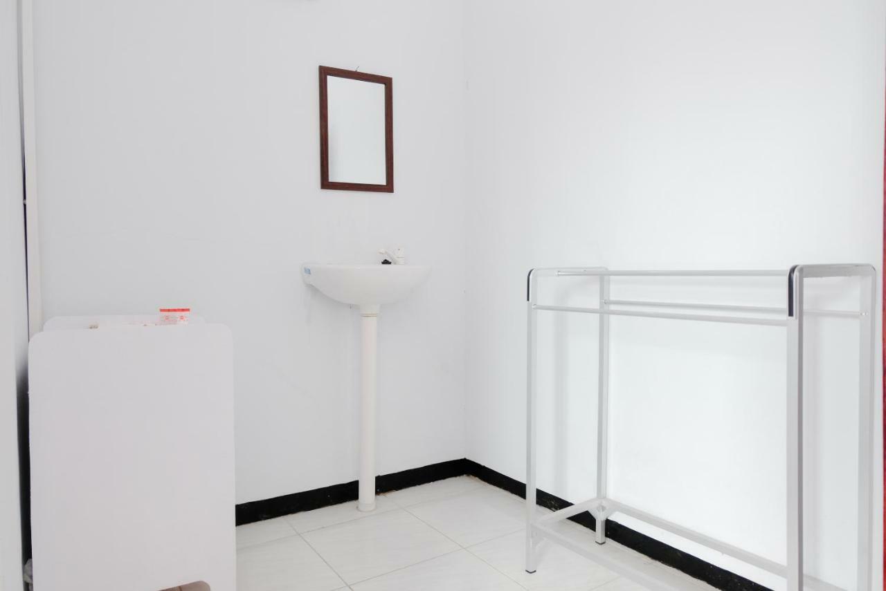 玛琅 Reddoorz Syariah @ Puncak Buring酒店 客房 照片
