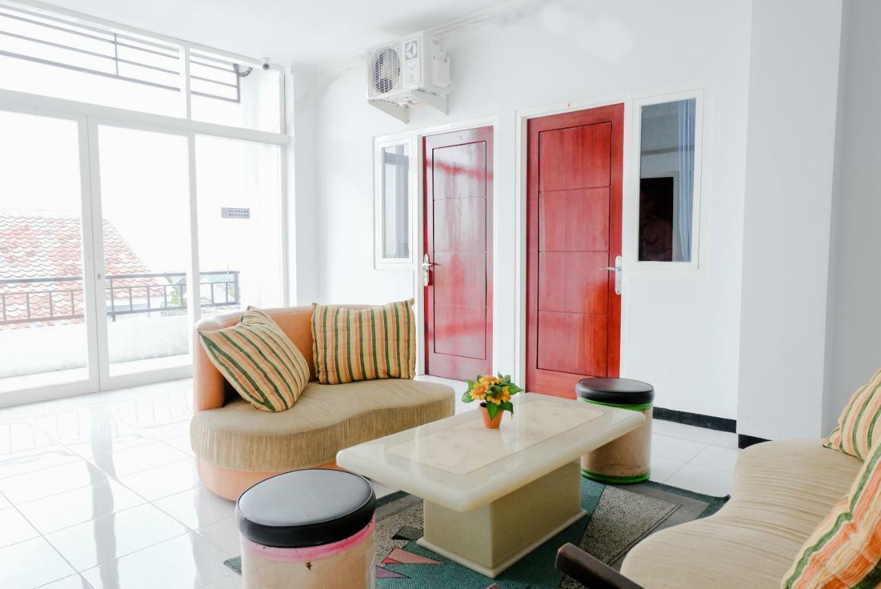 玛琅 Reddoorz Syariah @ Puncak Buring酒店 外观 照片